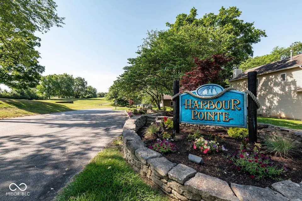 Harbour Pointe entrance