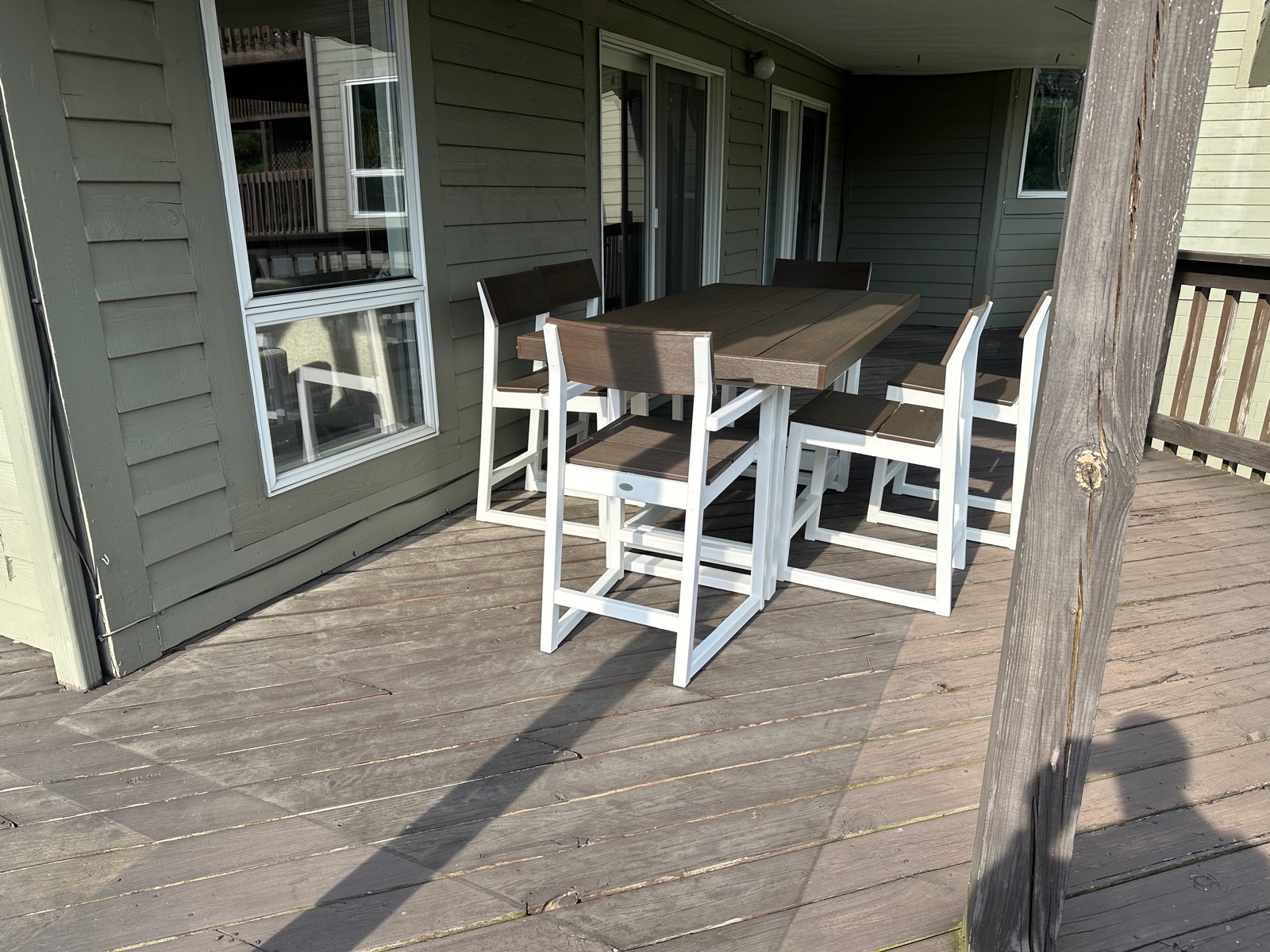 New outdoor furniture on the deck of Harbour Pointe #53